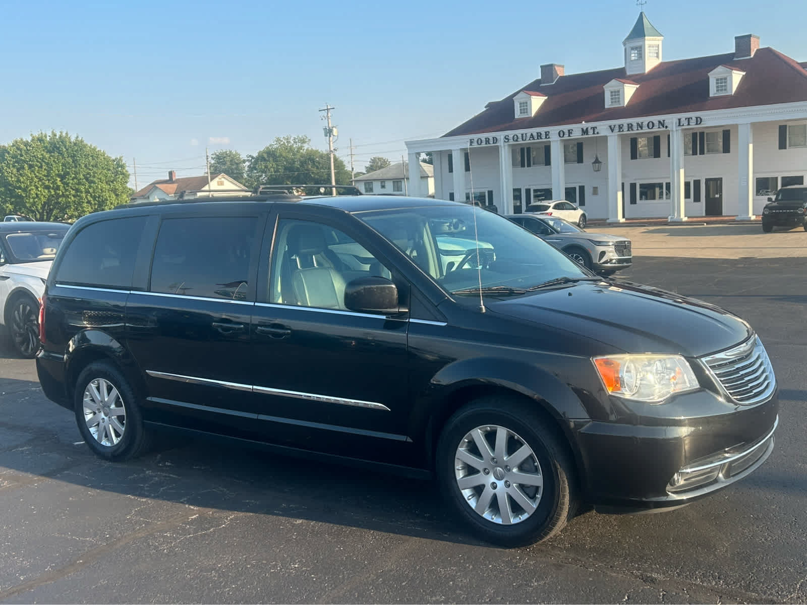 Used 2016 Chrysler Town & Country Touring FWD image 3