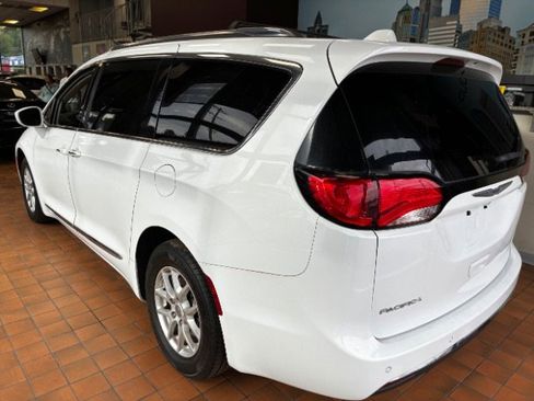 Used 2020 Chrysler Pacifica Touring-L FWD image 5