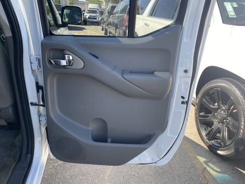 Used 2018 Nissan Frontier SV image 21