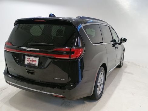 Used 2023 Chrysler Pacifica Limited FWD image 6
