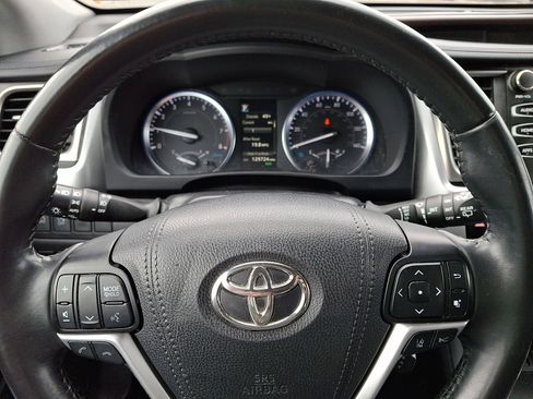 Used 2019 Toyota Highlander XLE AWD/4WD image 19