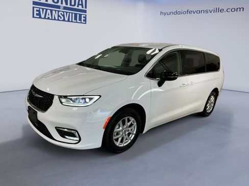 Used 2024 Chrysler Pacifica Touring-L FWD image 2