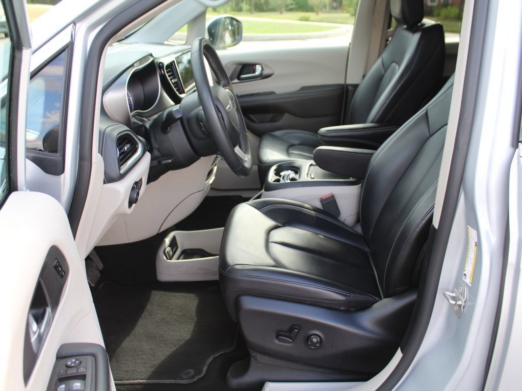 Used 2023 Chrysler Pacifica Touring-L FWD image 11