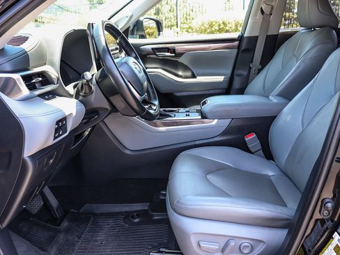 Used 2023 Toyota Highlander Limited AWD/4WD image 22