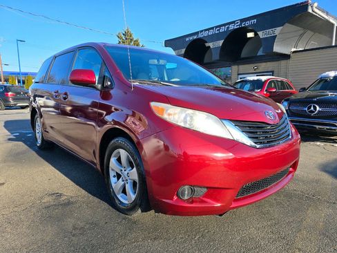 Used 2012 Toyota Sienna LE w/ Towing Pkg image 1