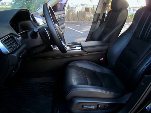 Used 2018 Honda Accord Touring image 10