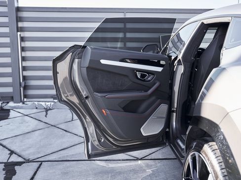 Used 2021 Lamborghini Urus image 25