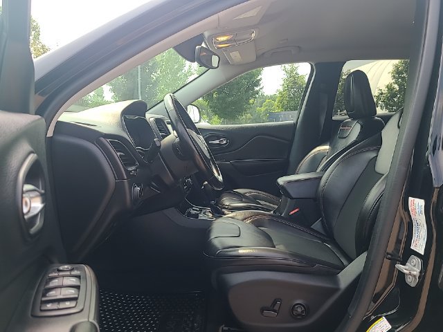 Used 2020 Jeep Cherokee Trailhawk w/ Cold Weather Group AWD/4WD image 12