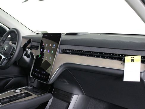 New 2025 Volvo EX90 Plus w/ Protection Package Premier image 9