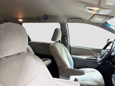 Used 2016 Toyota Sienna LE image 28