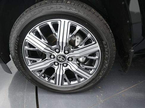 Used 2025 Toyota Sequoia Capstone AWD/4WD image 42