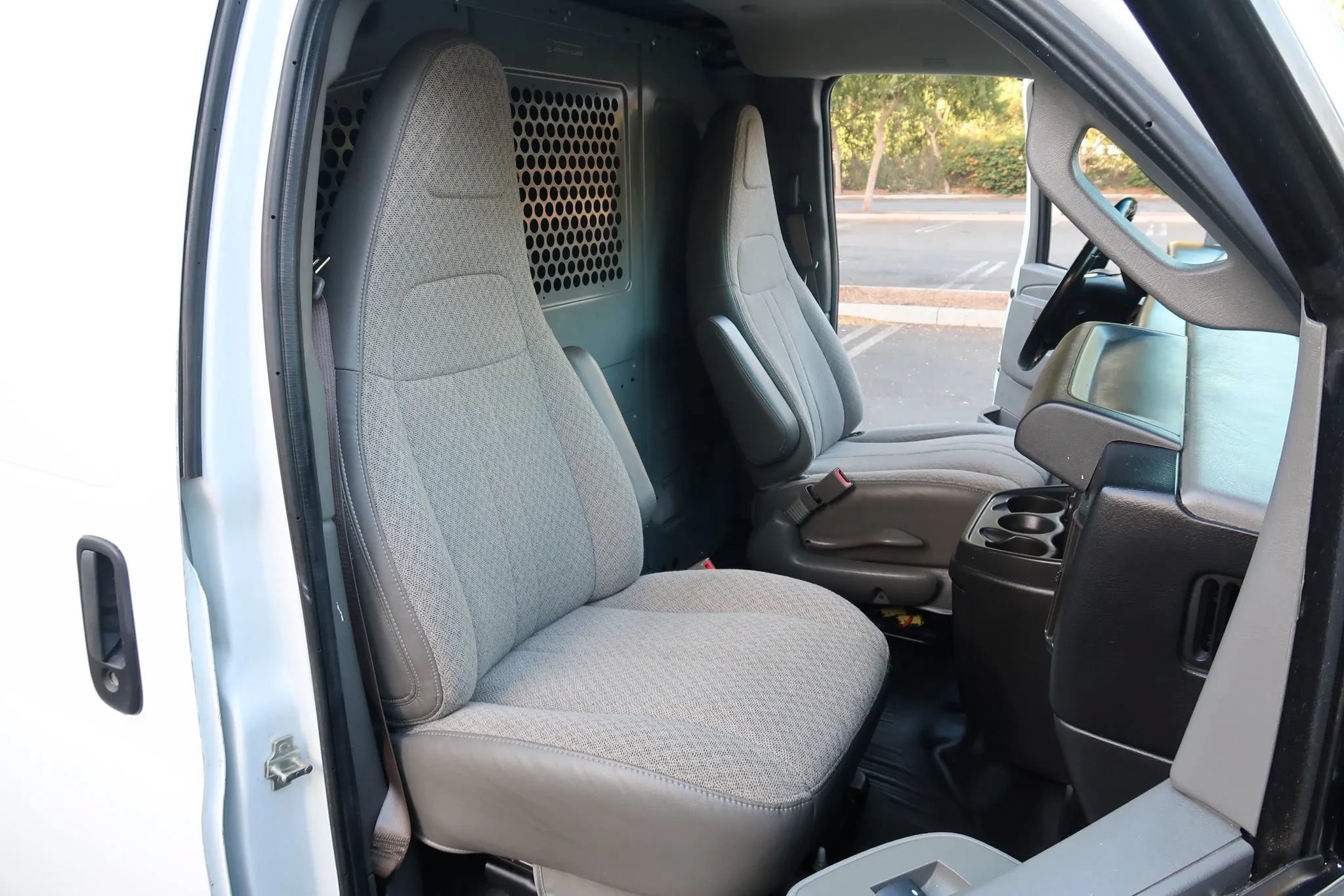 Used 2017 Chevrolet Express 2500 Extended RWD image 13