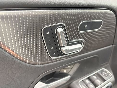 Used 2021 Mercedes-Benz GLB 250 4MATIC w/ Premium Package image 5