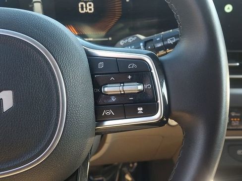 Used 2025 Kia Carnival image 24