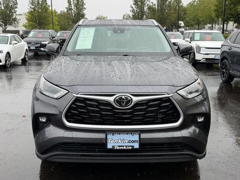 Used 2022 Toyota Highlander XLE AWD/4WD image 3