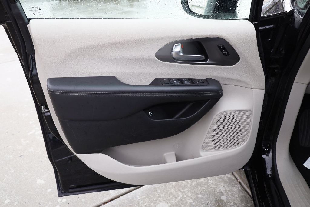 Used 2024 Chrysler Pacifica Limited FWD image 10