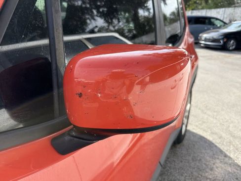 Used 2017 Jeep Renegade Latitude FWD image 6
