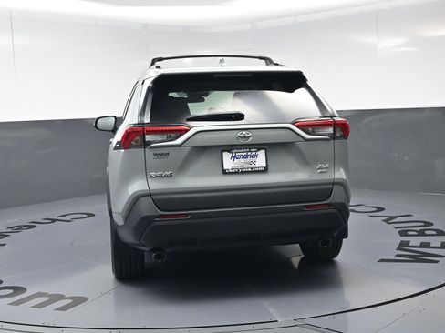 Used 2021 Toyota RAV4 XLE Premium image 8