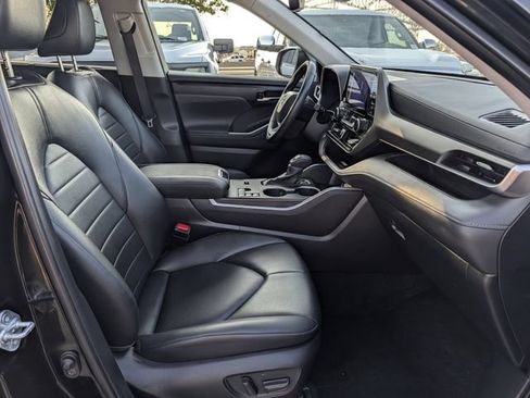 Used 2024 Toyota Highlander XLE AWD/4WD image 34