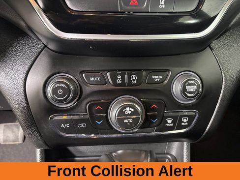 Used 2022 Jeep Cherokee Limited image 17