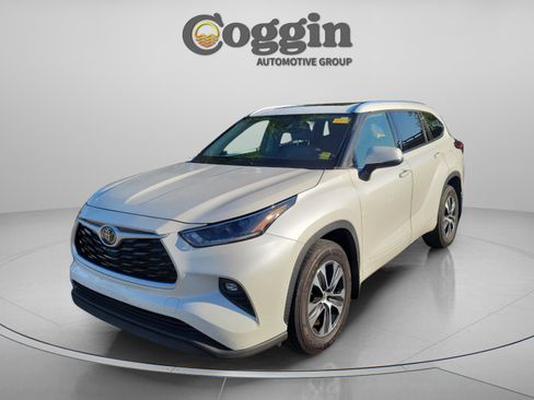 Used 2021 Toyota Highlander XLE AWD/4WD image 1