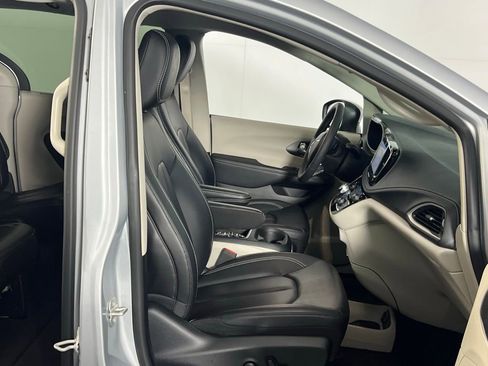 Used 2023 Chrysler Pacifica Touring-L w/ Uconnect Theater Family Group image 27