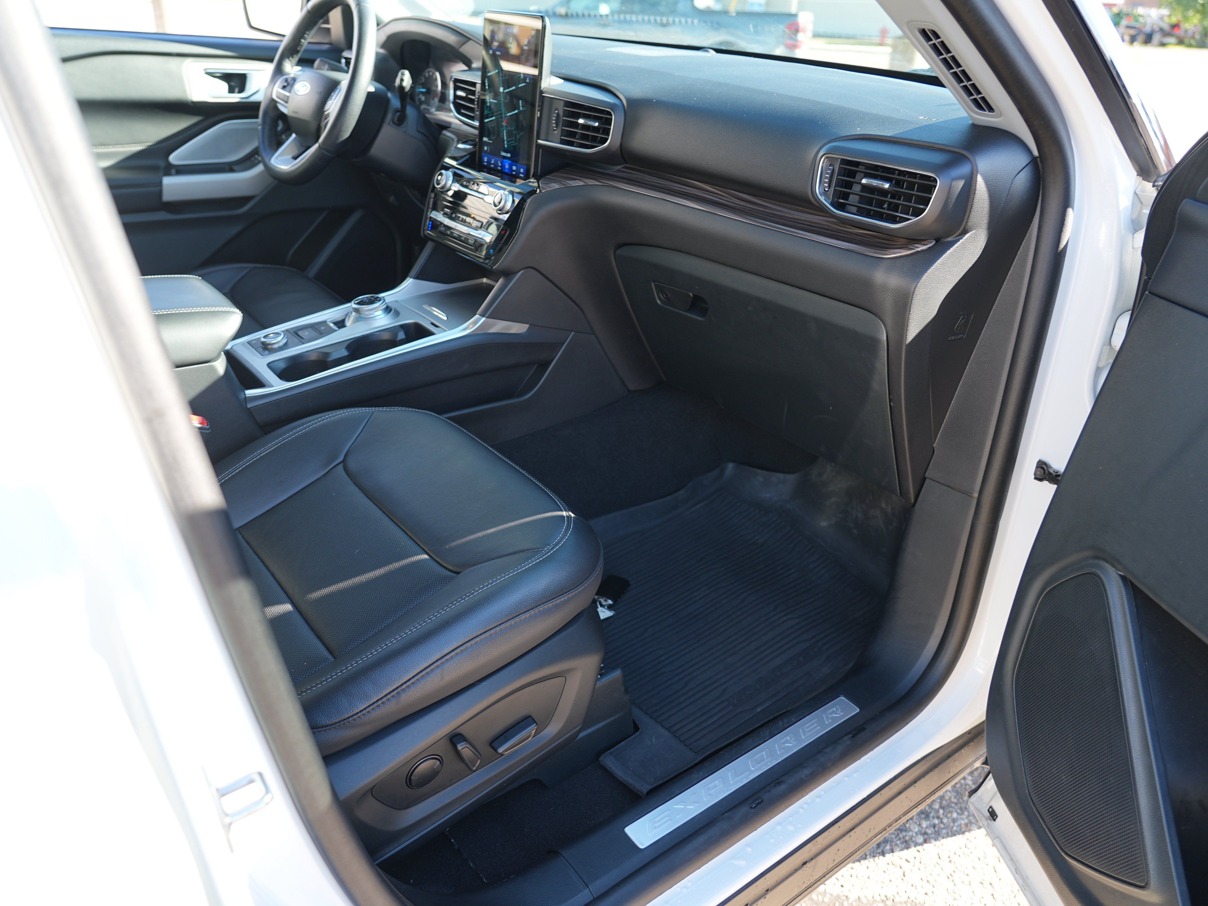 Used 2024 Ford Explorer Limited w/ Limited Technology Package AWD/4WD image 34