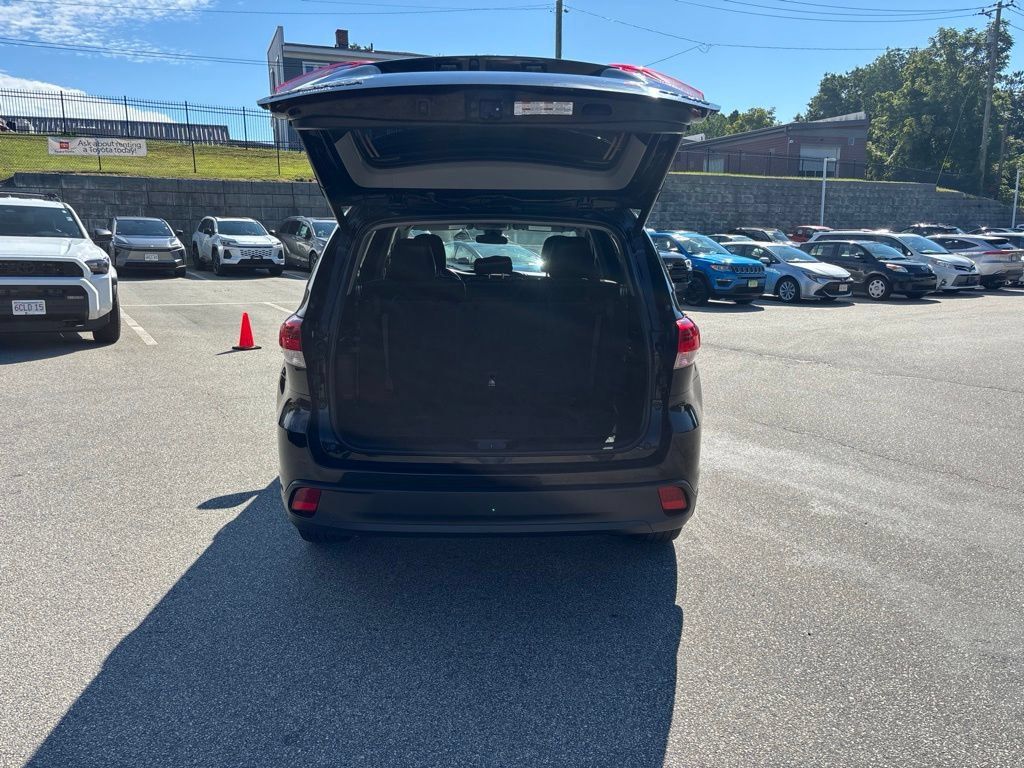 Used 2018 Toyota Highlander Plus AWD/4WD image 6