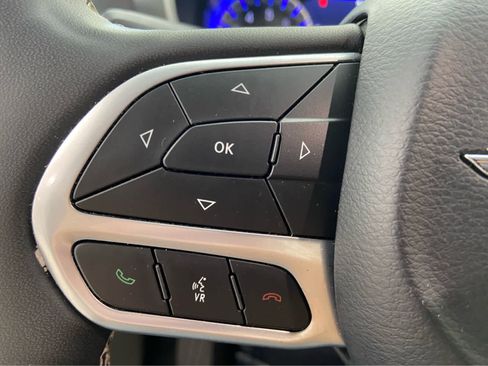 Used 2024 Chrysler Pacifica Touring-L FWD image 25