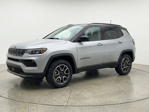Used 2025 Jeep Compass Trailhawk image 3