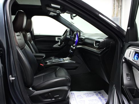 Used 2022 Ford Explorer Platinum w/ Technology Package RWD image 17