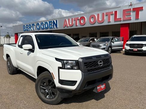 Used 2025 Nissan Frontier SV RWD image 1