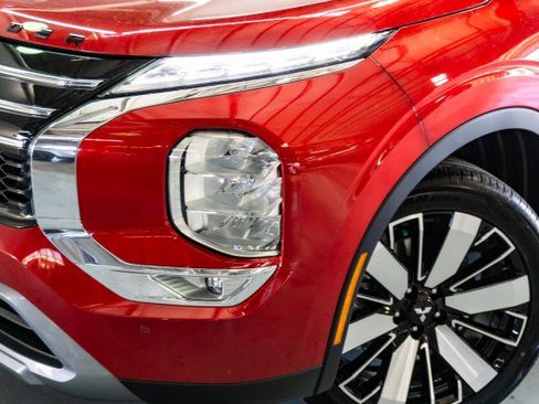 New 2025 Mitsubishi Outlander SE image 2