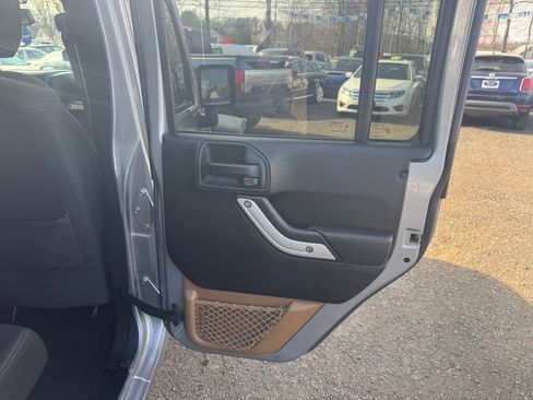 Used 2017 Jeep Wrangler Unlimited Rubicon w/ Connectivity Group AWD/4WD image 25