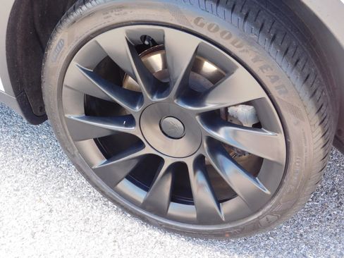 Used 2023 Tesla Model Y Long Range AWD/4WD image 11