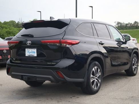 Used 2021 Toyota Highlander XLE AWD/4WD image 4