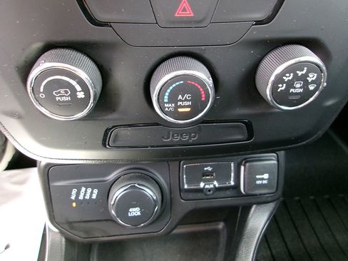 Used 2019 Jeep Renegade Sport w/ Sport Appearance Group AWD/4WD image 15