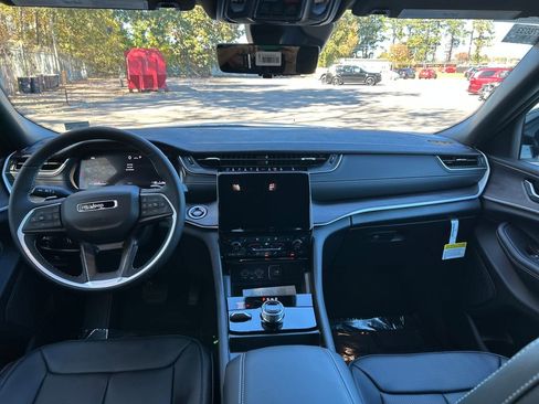 New 2025 Jeep Grand Cherokee L Limited w/ Luxury Tech Group II image 24