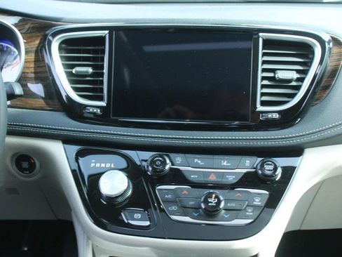 Used 2023 Chrysler Pacifica Limited FWD image 16