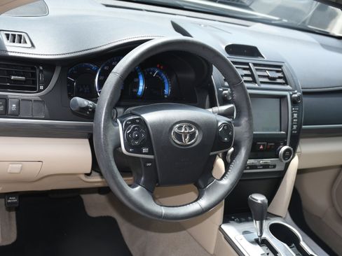 Used 2014 Toyota Camry XLE w/ Leather Package FWD image 9
