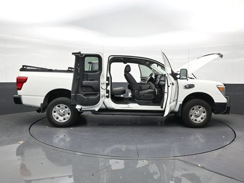 Used 2017 Nissan Titan S AWD/4WD image 29