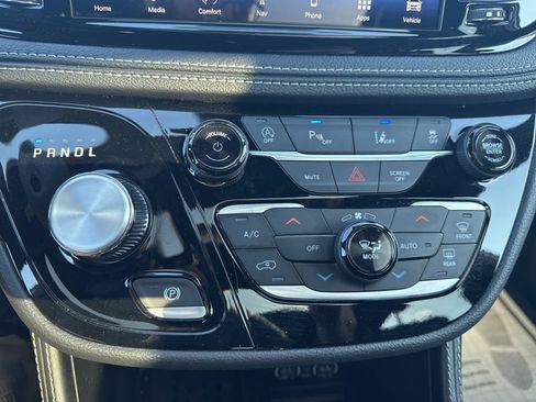 Used 2025 Chrysler Pacifica Limited image 7