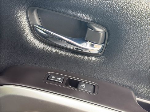 Used 2019 Nissan Titan SV image 17