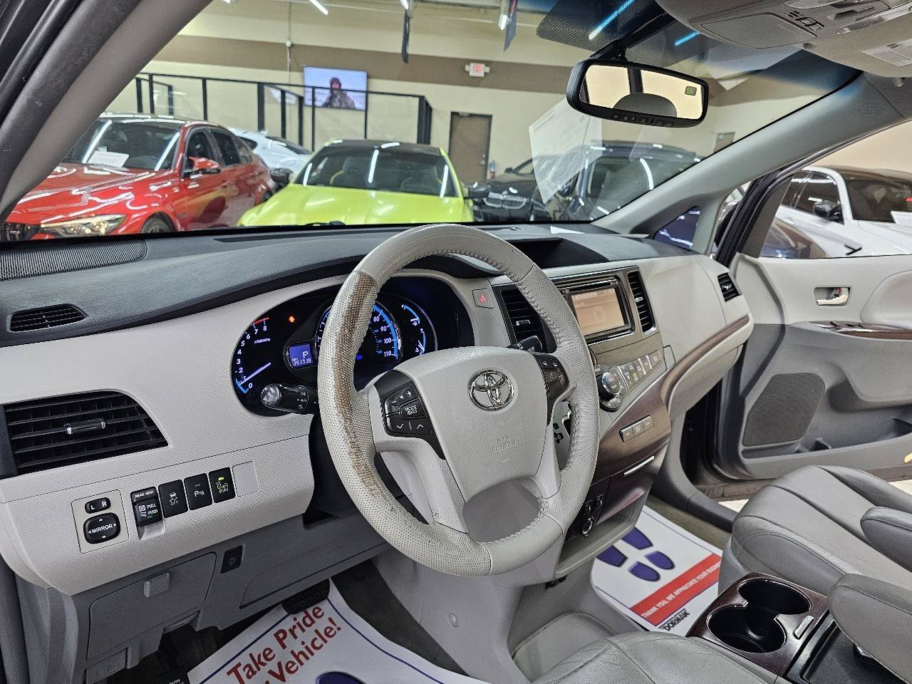 Used 2013 Toyota Sienna XLE FWD image 21