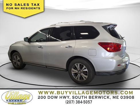 Used 2017 Nissan Pathfinder SV AWD/4WD image 4