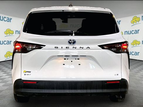 Used 2025 Toyota Sienna LE image 5