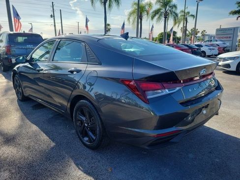 Used 2022 Hyundai Elantra SEL w/ Convenience Package FWD image 5