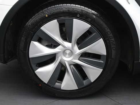 Used 2024 Tesla Model Y 2WD image 32