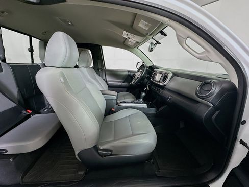 Used 2016 Toyota Tacoma SR5 w/ SR5 Appearance Package (SN) image 28