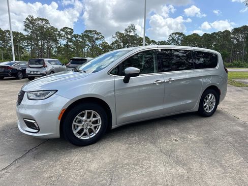 Certified 2023 Chrysler Pacifica Touring-L FWD image 7